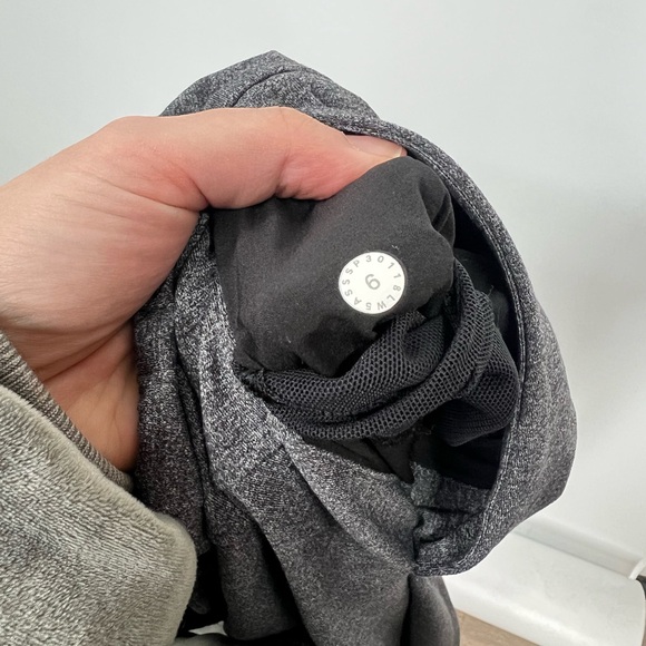 Lululemon On The Fly Pant 28" in Heathered Black - Picture 8 of 8